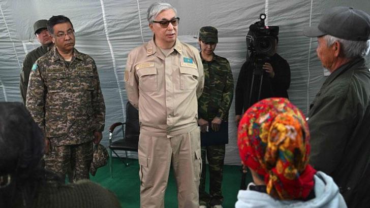 Tokayev, orman yangınlarında ölen işçilerin aileleriyle bir araya geldi