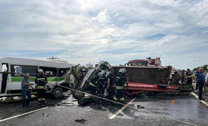Tekirdağ'da vinçli kamyon yolcu minibüsüne çarptı: 3'ü ağır 12 yaralı
