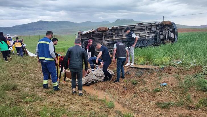 Sivas'ta minibüs devrildi: 13 yaralı