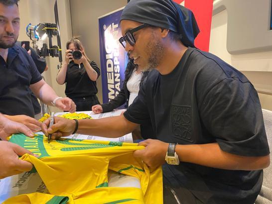 Efsane futbolcu Ronaldinho saç bakımı için İstanbul’da