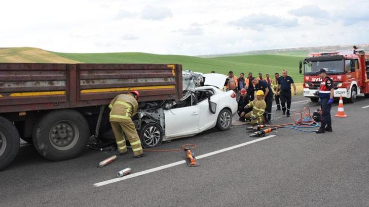 TIR'a arkadan çarpan otomobilin sürücüsü polis, hayatını kaybetti
