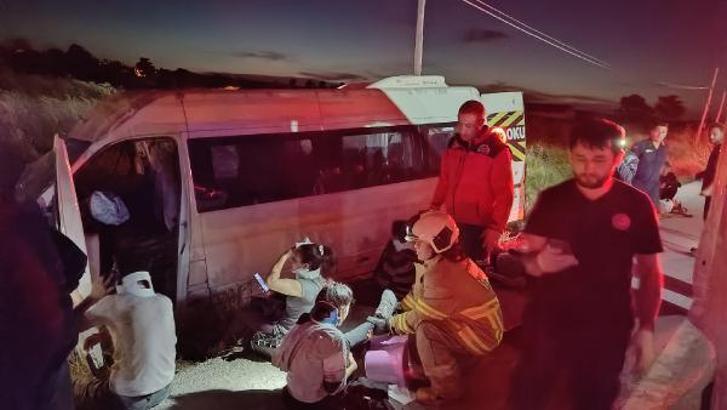 Lastiği patlayan işçi servisi şarampole devrildi: 14 yaralı