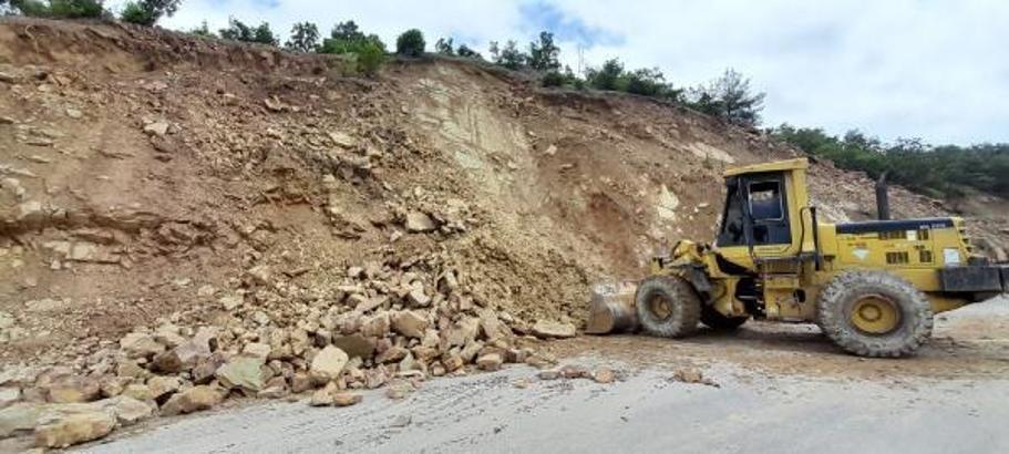 Tokat'ta köy yolunda toprak kayması yaşandı