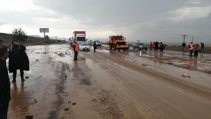 Kayseri- Niğde kara yolunda sel nedeniyle ulaşım aksadı