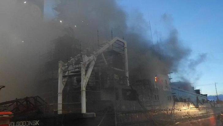 Tersanede Rusya bayraklı gemide çıkan yangın 6 saatte söndürüldü