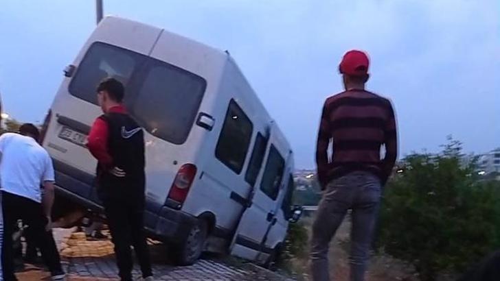 Kontrolden çıkan minibüs, kaldırımda asılı kaldı; 5 yaralı