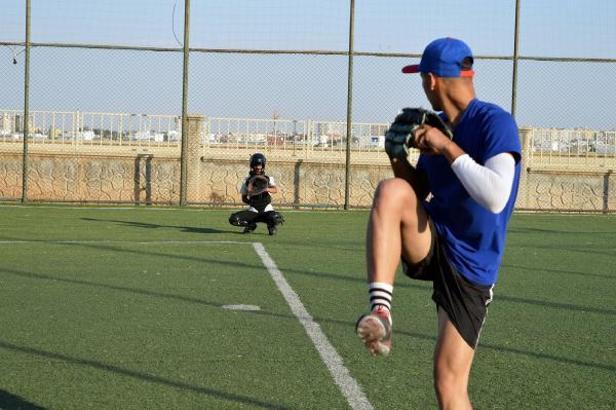 Yıpranan malzemeleri dikip hazırlandıkları beyzbol şampiyonasında birinci oldular