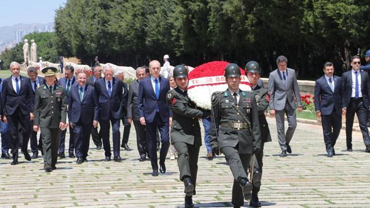 TBMM Başkanı Kurtulmuş, Anıtkabir'i ziyaret etti