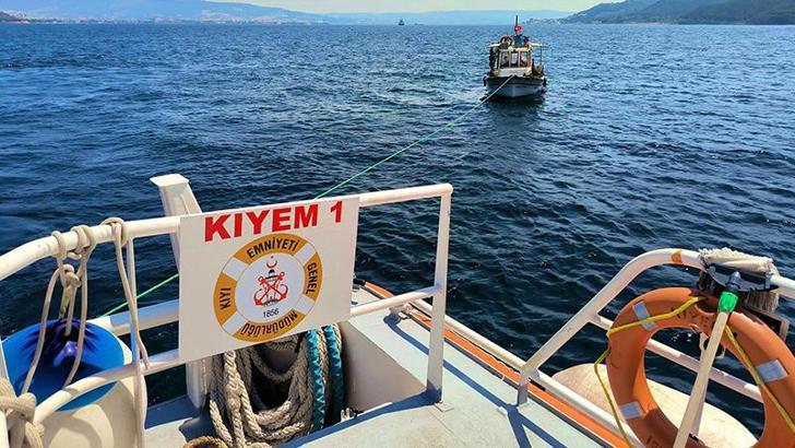 Çanakkale Boğazı'nda makine arızası nedeniyle sürüklenen tekne kurtarıldı