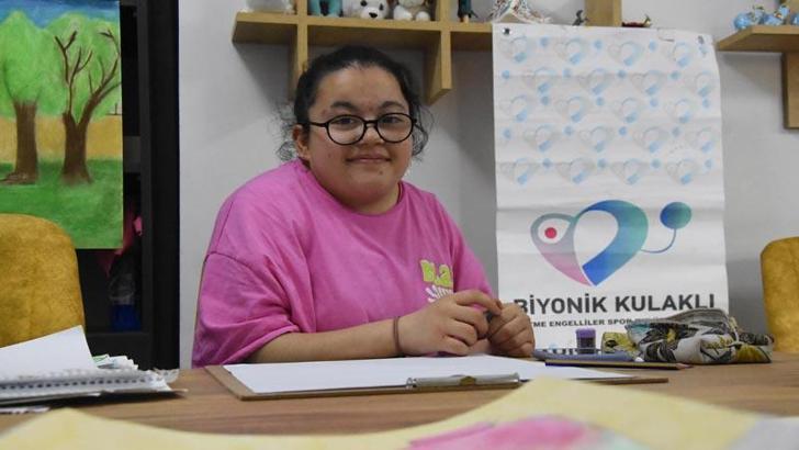 Resimle hayata tutunan işitme engelli Hilal, özel çocuklara örnek oluyor