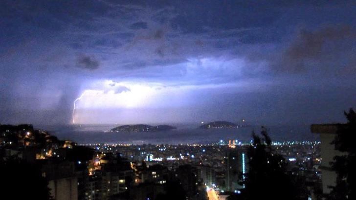 İstanbul’da gece saatlerinde şimşek ve gök gürültüsü etkili oldu