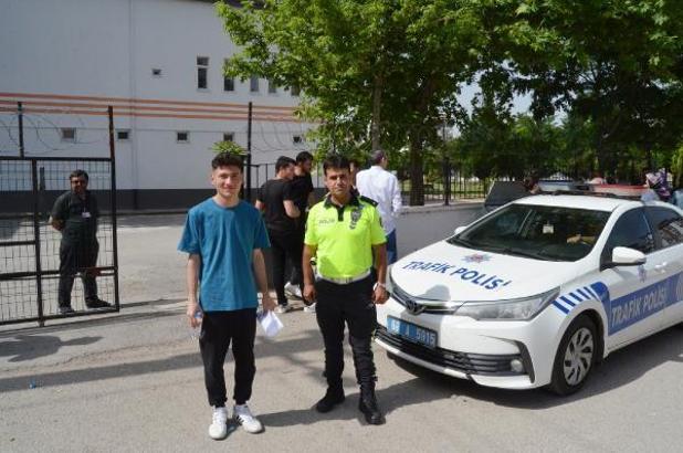 Yolda araçları arızalanan Sefa'yı sınava polis yetiştirdi