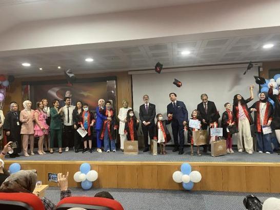 Pendik'te 'Hastane Sınıfı' öğrencilerinin mezuniyet heyecanı