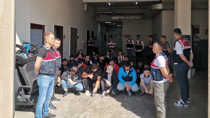 Kocaeli'de 32 kaçak göçmen sınır dışı edildi