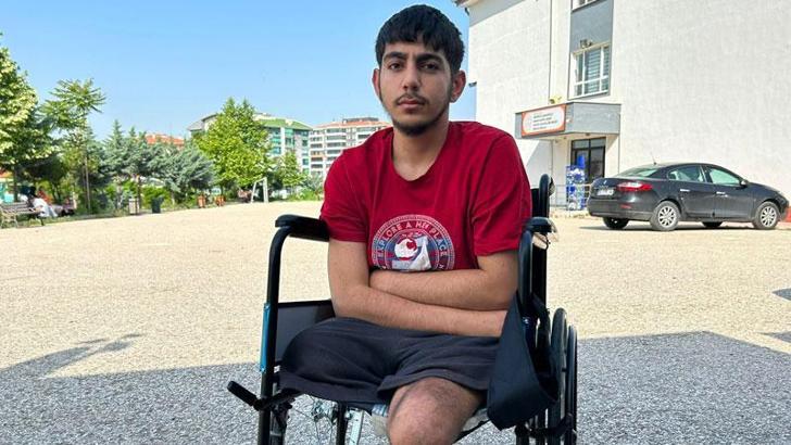 Depremde bacaklarını ve annesini kaybetti, üniversite hayalinden vazgeçmedi