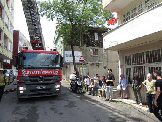Ataşehir'de yangında 3'ü çocuk 11 kişi balkon ve pencerelerde kurtarılmayı bekledi