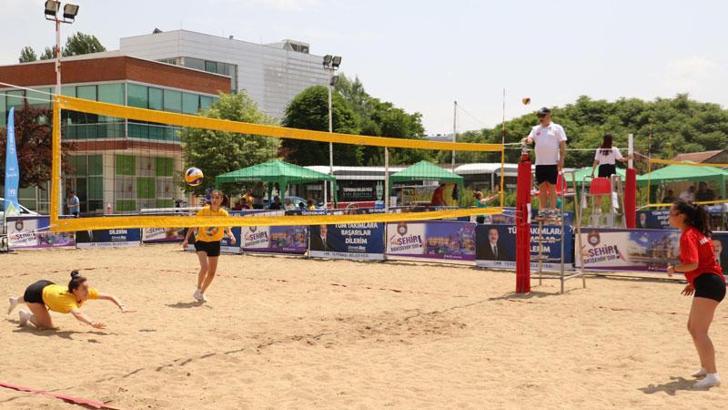Bozkırın ortasında plaj voleybolu heyecanı