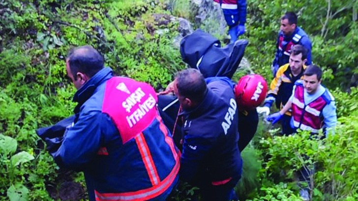 Uçuruma yuvarlanan hafif ticari aracın sürücüsü öldü
