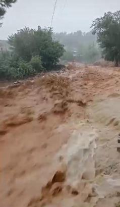 Amasya’da sağanağın vurduğu Tatar köyü göle döndü, ev ve ahırlar su içinde kaldı