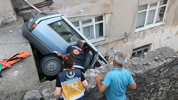Apartman boşluğuna dik şekilde düşen otomobildeki çift yaralandı