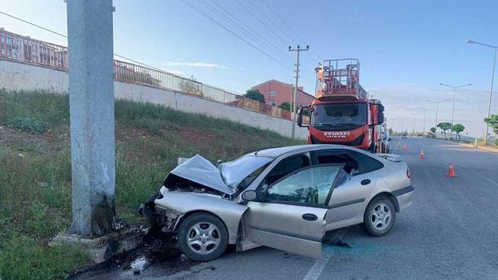 Kırıkkale'de otomobil direğe çarptı: 1 ölü, 1 yaralı
