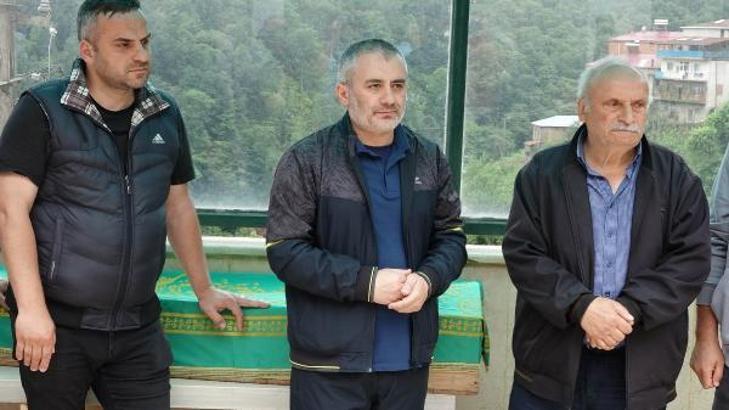 Yorgun mermi kurbanı Kerem'in cenazesine erken doğum yapan annesi ambulansla geldi