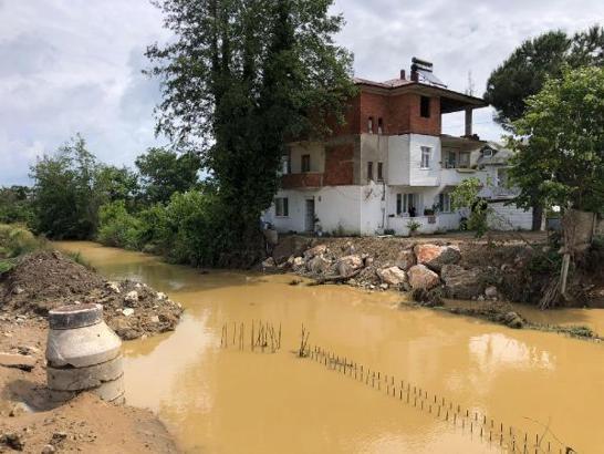 Sakarya'da heyelan; köy yolu kapandı (2)