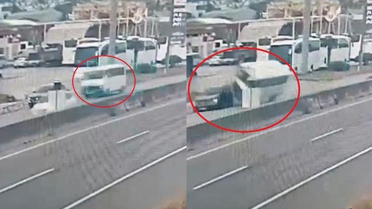 Sürücünün, para üstü verirken kontrolünü kaybettiği minibüs otomobile çarpıp, devrildi: 10 yaralı