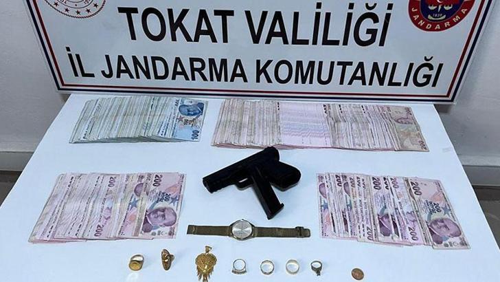 Tokat'ta köy evlerinde hırsızlık yapan 2'si kadın 3 şüpheli yakalandı