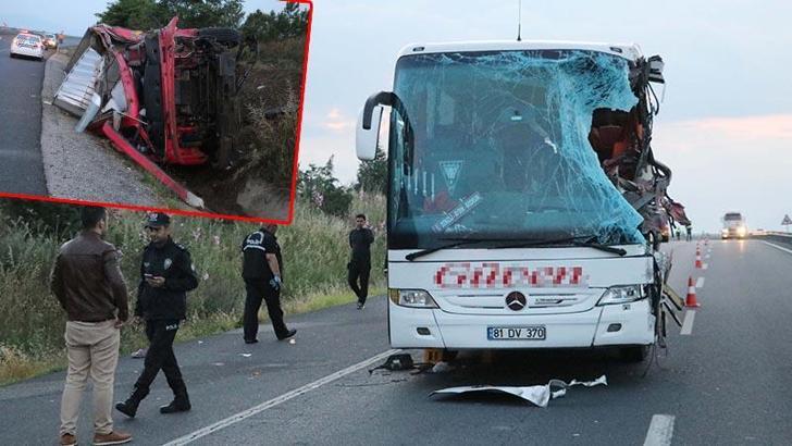 Ters şeritte ilerleyen TIR, yolcu otobüsüne çarptı: 2 ölü, 6 yaralı