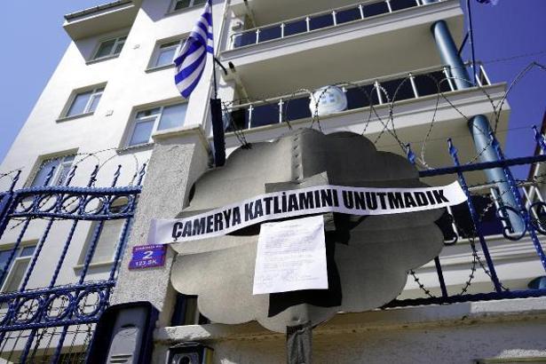 Yunanistan Konsolosluğu önüne 'Çamerya katliamını unutmadık' yazılı çelenk bıraktılar