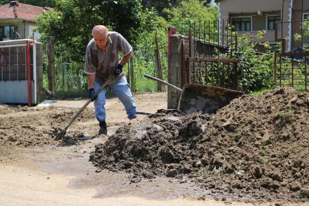 Zonguldak’ta su baskını yaşanan mahallede çamur temizleniyor