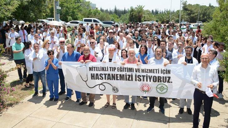 Hala hizmet veren orta hasarlı Balcalı Hastanesi'nin doktorları çözüm için yürüdü