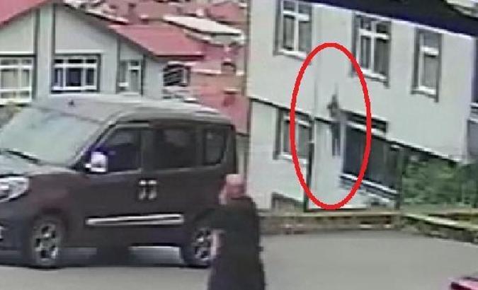 Cam silen kadının 5'inci kattan düşme anı kamerada