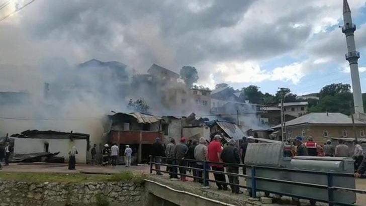 Erzurum'da evde çıkan yangın, bitiÅŸiktekilere de sıçradı; 12 ev zarar gördü