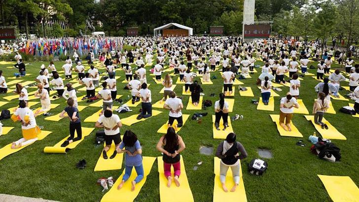 Hindistan Başbakanı Modi, New York’ta binlerce kişiyle yoga yaptı