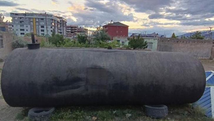 Yer altına gizlenmiş 80 tonluk yakıt tankı ele geçirildi