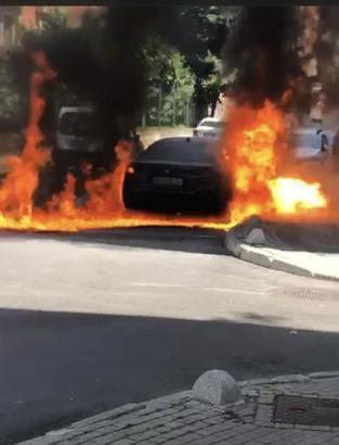 Üsküdar'da seyir halindeki otomobil alev alev yandı