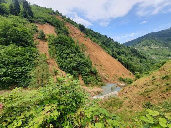 Trabzon'da heyelan; 2 ev boşaltıldı