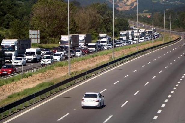 Bolu'da bayram trafiği; Ankara yönü yoğun, İstanbul yönü boş