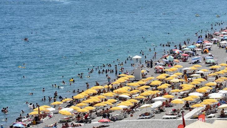 Antalya'nın sahillerinde yoğunluk yaşanıyor
