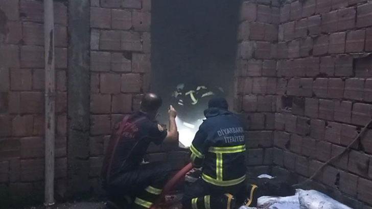 Diyarbakır'da, kağıt deposunda çıkan yangın yarım saatte söndürüldü