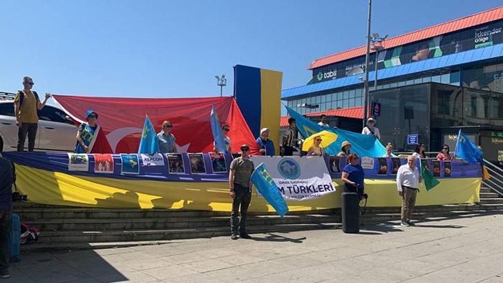 Beyoğlu'nda Ukrayna ve Kırımlılar Rusya'yı protesto etti