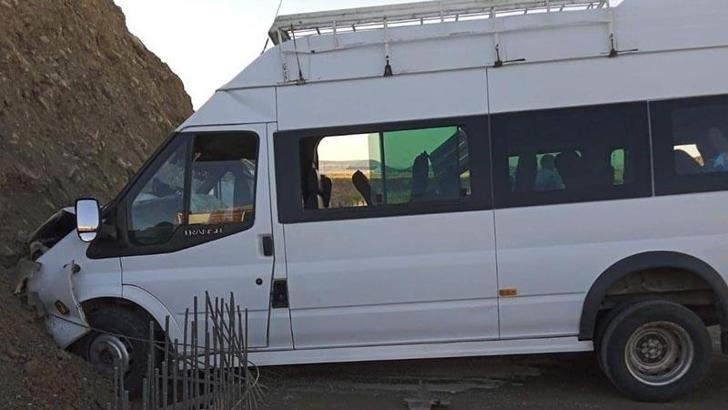 Diyarbakır’da yolcu minibüsü menfeze çarptı: 9 yaralı
