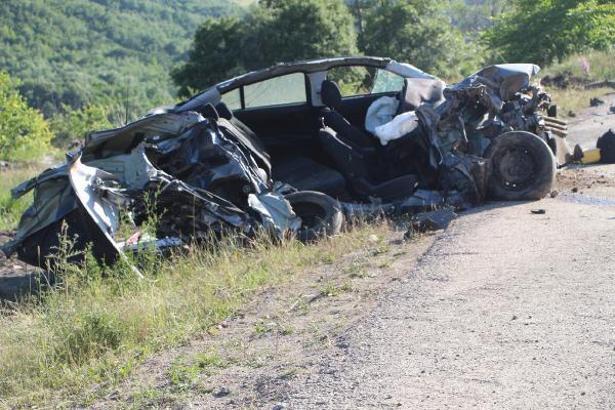 Tokat’ta otomobil kamyonla çarpıştı; anne ve 2 çocuğu öldü, 2 yaralı