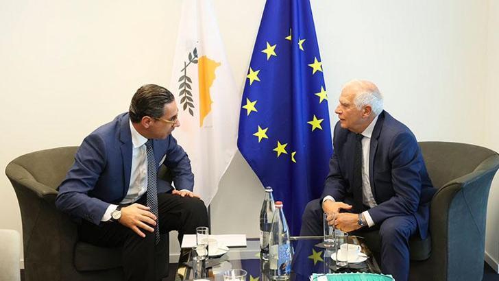 Borrell, GKRY Dışişleri Bakanı Kombos ile görüştü