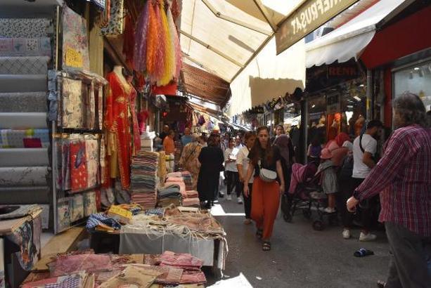 Tarihi Kemeraltı Çarşısı'nda bayram yoğunluğu