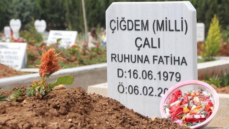 Deprem kurbanlarının mezarına, yakınları bayram şekeri koydu