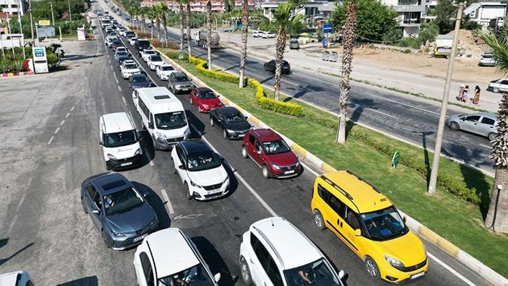 Kuşadası'na tatilci akını; 5 günde 135 bin araç giriş yaptı