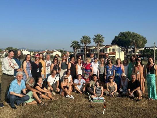 Sümerbank basmalarının üzerlerindeki desenleri hayal ederek tuvallerine taşıdılar